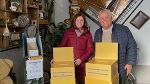 Dr.Maria-Ortner von der Abfallwirtschaft der Holding und Dr.-Wilhelm-Himme, Praesident des Lions Club Graz Joanneum mit den Sammelboxen